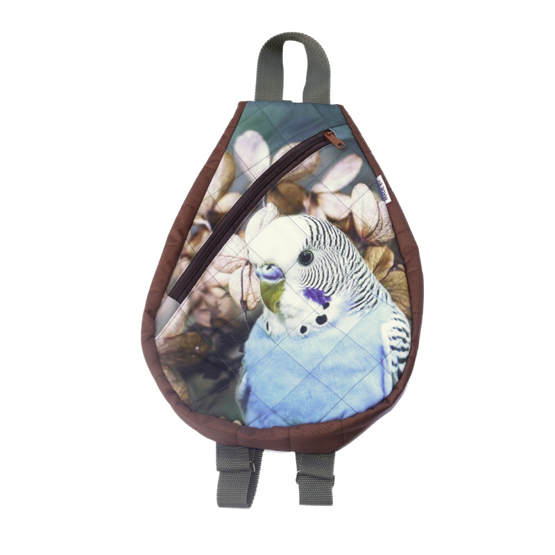 Malý batoh,popruhy přes obě ramena. Výška 34cm x 26 cm