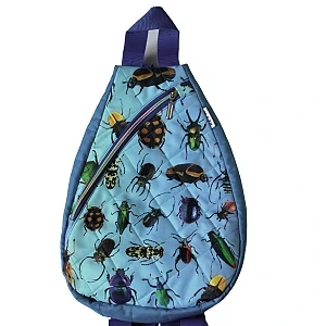 Malý batoh,popruhy přes obě ramena. Výška 34cm x 26 cm
