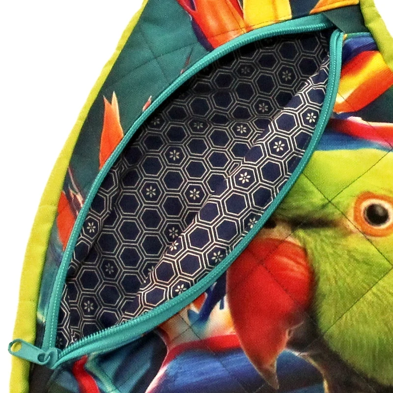 Malý batoh,popruhy přes obě ramena. Výška 34cm x 26 cm