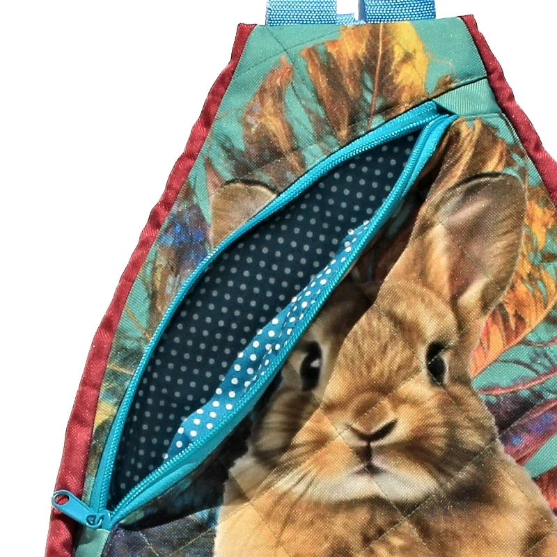 Malý batoh,popruhy přes obě ramena. Výška 34cm x 26 cm