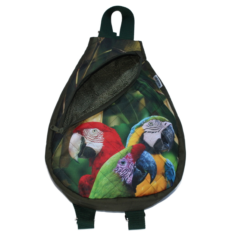 Malý batoh,popruhy přes obě ramena. Výška 34cm x 26 cm