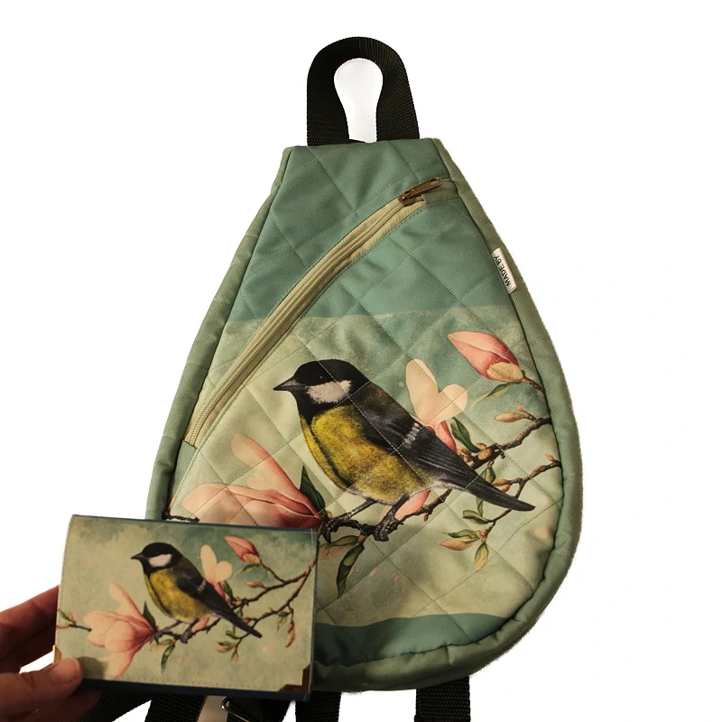 Malý batoh,popruhy přes obě ramena. Výška 34cm x 26 cm