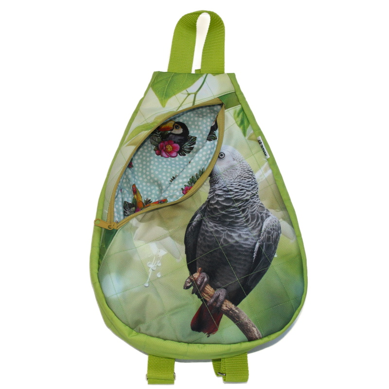 Malý batoh,popruhy přes obě ramena. Výška 34cm x 26 cm