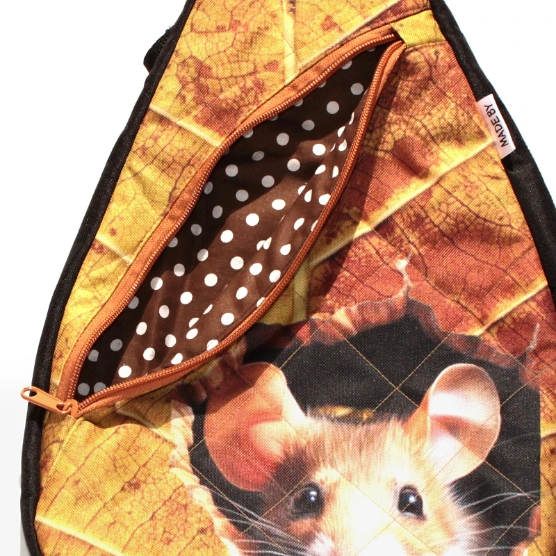Malý batoh,popruhy přes obě ramena. Výška 34cm x 26 cm
