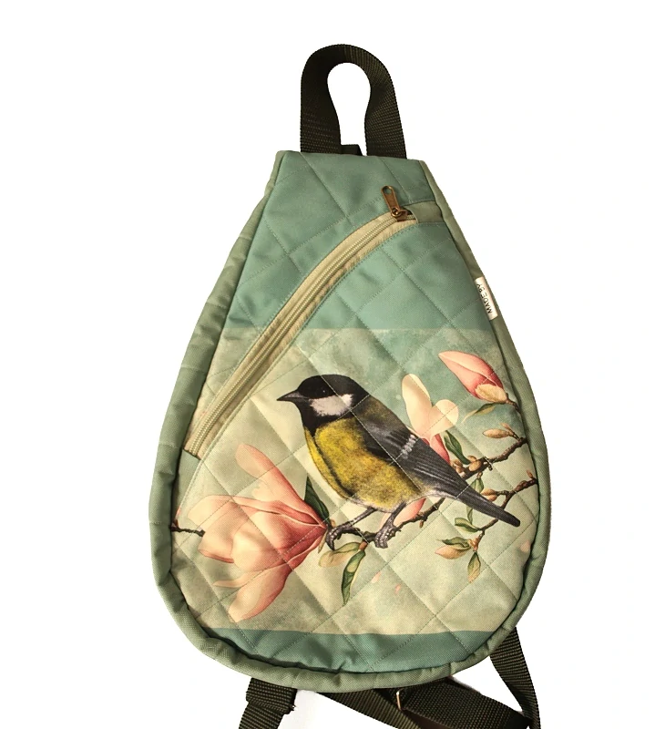Malý batoh,popruhy přes obě ramena. Výška 34cm x 26 cm
