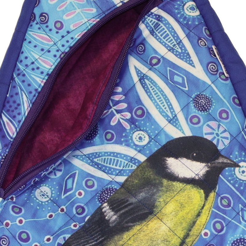 Malý batoh,popruhy přes obě ramena. Výška 34cm x 26 cm